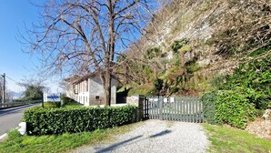 A gravel driveway leading to a house with a stone wall and a metal gate. - The Gulf Sailor's Cottage - Lake Maggiore (Cantone)