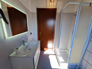 Badewanne, Haartrockner, Bidet, Seife