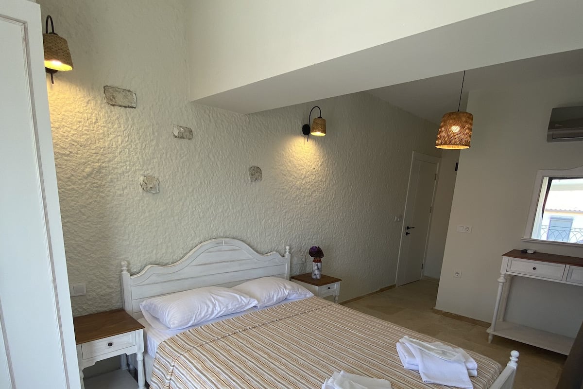 Standard Double Room | Laptop workspace, free WiFi