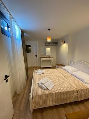 Habitación doble económica | Espacio para trabajar con laptop y wifi gratis 
