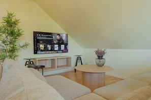Apartamento urbano | Área de estar | Smart TV 50 polegadas com canais digitais, TV