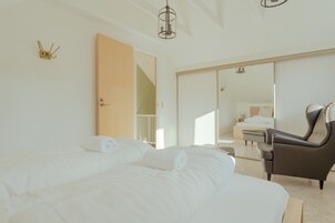 5 habitaciones, ropa de cama hipoalergénica y cortinas blackout