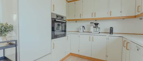 City Apartment | Private kitchen | Fridge, microwave, oven, stovetop