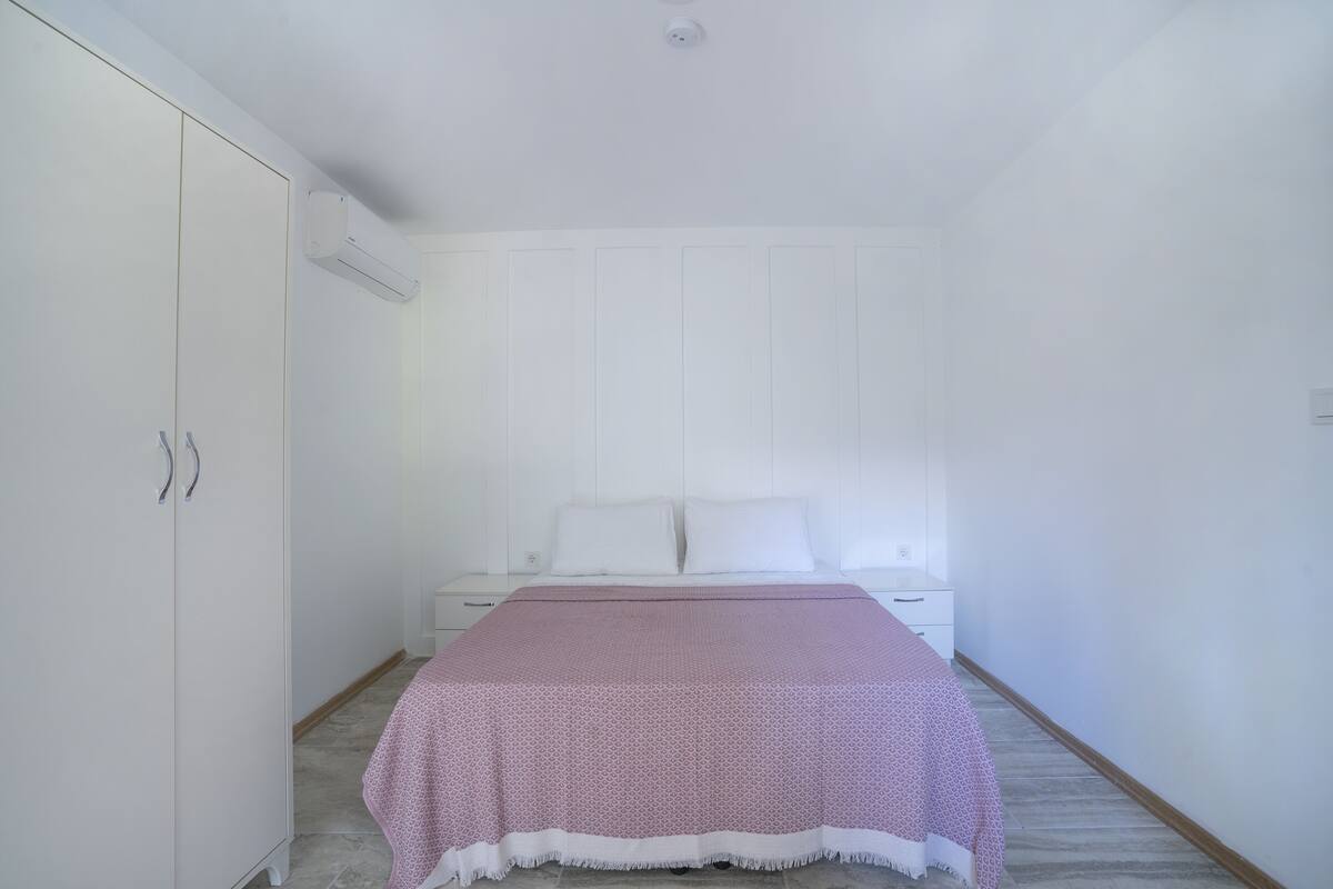 Basic Double Room | In-room safe, soundproofing, bed sheets