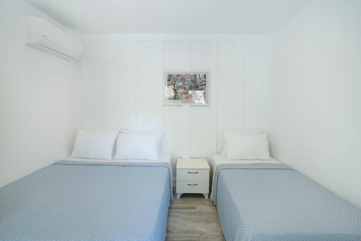 Basic Triple Room | In-room safe, soundproofing, bed sheets