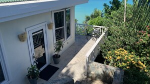 Une maison dotée d’un balcon donnant sur la côte.