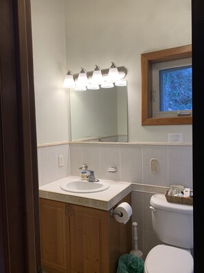 Douche, serviettes fournies, papier toilette