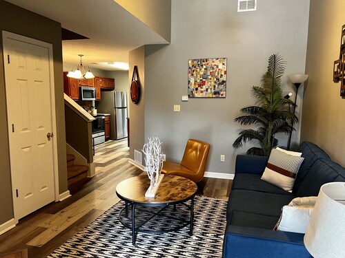 Cheerful 3bd/3ba home with Patio & Fireplace!