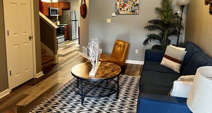 Cheerful 3bd/3ba home with Patio & Fireplace!