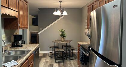 Cheerful 3bd/3ba home with Patio & Fireplace!