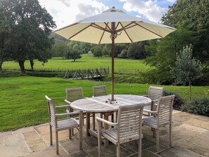 Outdoor dining - 3 bedroom accommodation in West Burton (West Burton)