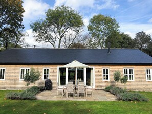 Outdoor dining - 3 bedroom accommodation in West Burton (West Burton)