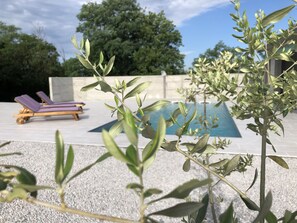 Una piscina al aire libre de temporada