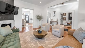 TV, peis, fotballspill og kontorer