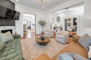 Televisión, chimenea, futbolito y oficina 