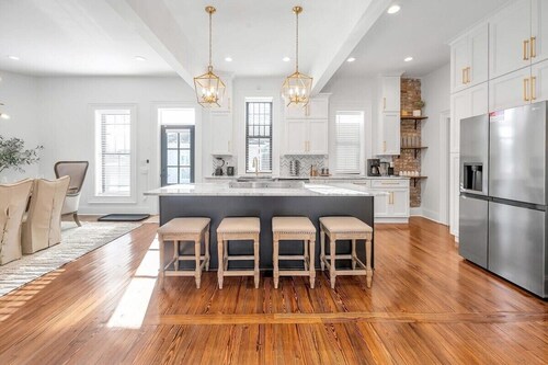 Golf Simulator | Hot Tub | Putting Green | Game Room |