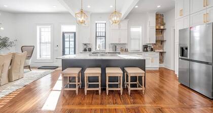 Golf Simulator | Hot Tub | Putting Green | Game Room |