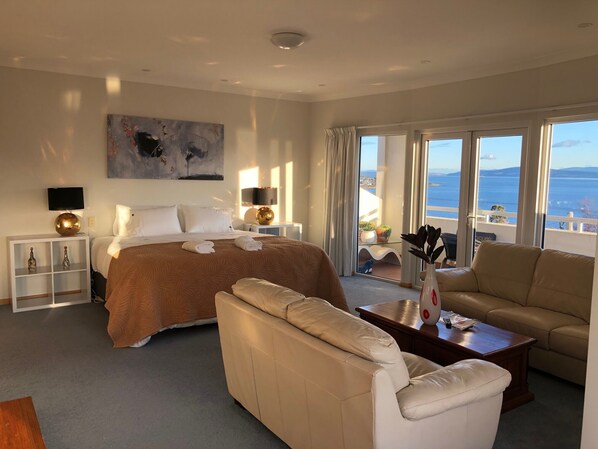 7 bedrooms, desk, iron/ironing board, travel cot