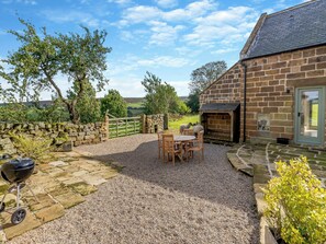 Outdoor dining - 2 bedroom accommodation in Castleton (Castleton)