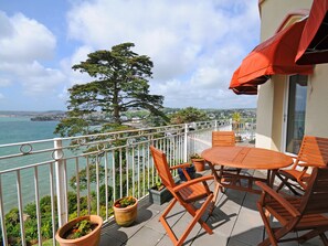 Outdoor dining - 3 bedroom accommodation in Torquay (Torquay)