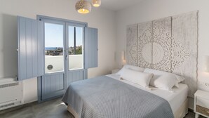 Un dormitorio con cama, armario, pared decorativa y vista por una puerta.