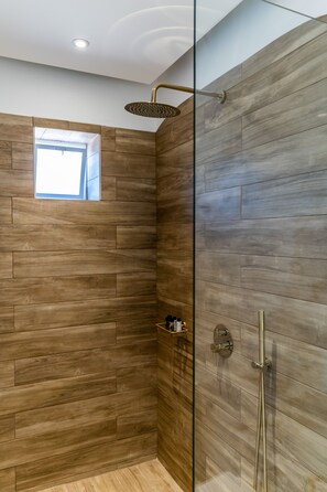 Sea View Suite with Private Hot Tub | Bathroom | Shower, eco-friendly toiletries, hair dryer, bathrobes