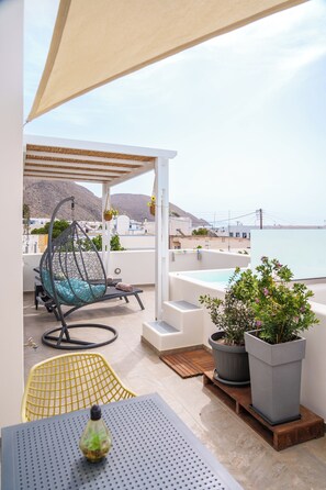 Sea View Suite with Private Hot Tub | 1 chambre, draps en coton égyptien, literie de qualité supérieure