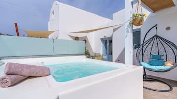 Sea View Suite with Private Hot Tub | 1 makuuhuone, egyptinpuuvillaiset lakanat, ylelliset vuodevaatteet