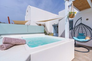 Sea View Suite with Private Hot Tub | 1 chambre, draps en coton égyptien, literie de qualité supérieure