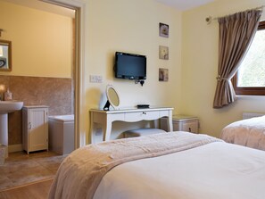 2 bedrooms, free WiFi, bed sheets - 2 bedroom accommodation in Landford, near New Forest (Landford, near New Forest)