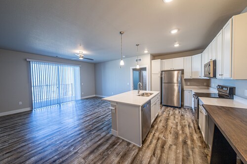 New 2 Bedroom Condo, Basecamp to the Front Range and Colorado