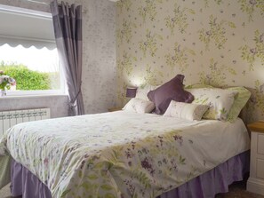 4 bedrooms, free WiFi, bed sheets - 4 bedroom accommodation in Rhosybol, near Amlwch (Rhosybol, near Amlwch)