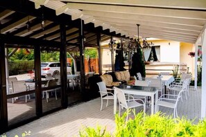 Outdoor dining - Superb vacation villa located at the foot of the Făgăraş Mountains, Sibiu region (Avrig)