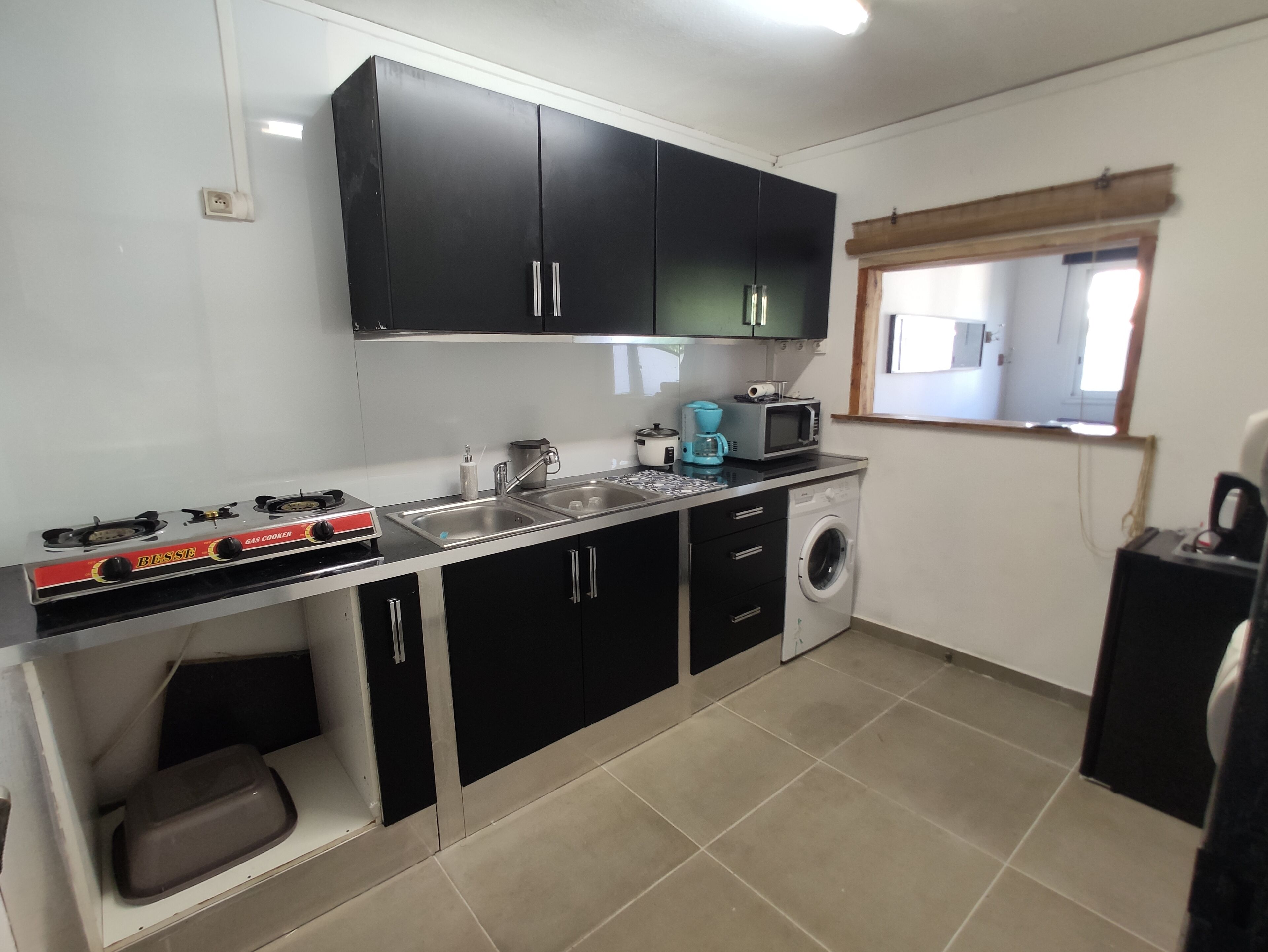 Réfrigérateur, micro-ondes, plaque de cuisson, cafetière/bouilloire