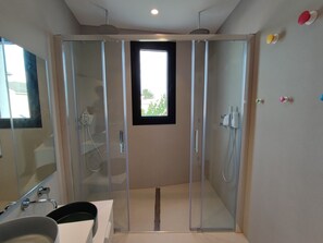 Bathtub, jetted tub, hair dryer, bidet - VILLA EULALIA, LUXURY ON THE FIRST LINE OF THE SEA (Vinaròs)