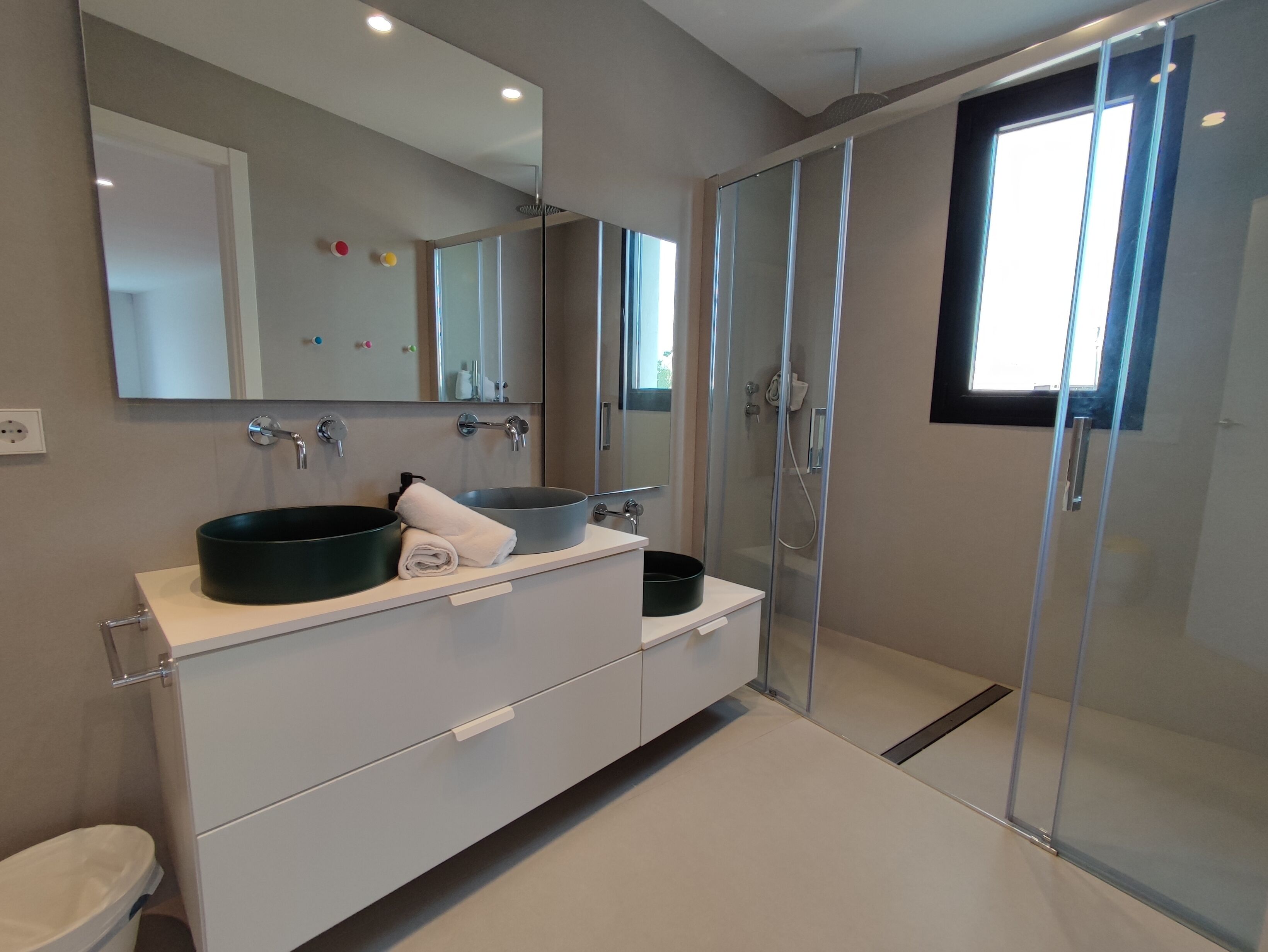 Baignoire, baignoire à jets, sèche-cheveux, bidet