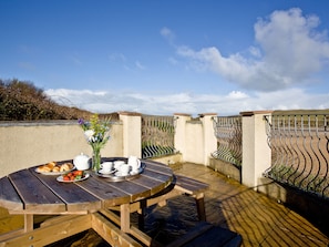 Outdoor dining - Quay House, Porth Beach (Newquay)