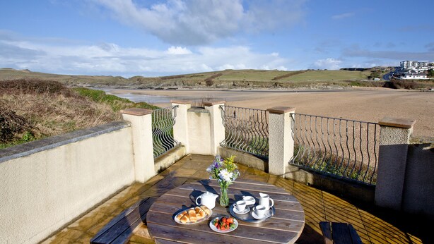 Outdoor dining - Quay House, Porth Beach (Newquay)