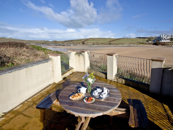Outdoor dining - Quay House, Porth Beach (Newquay)