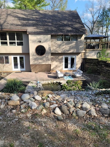Cozy and Modern Cottage with hot tub and outdoor sauna