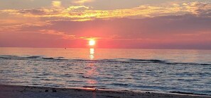 Ranta lähistöllä, aurinkotuoleja