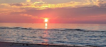 Cozy and Modern Cottage with hot tub and outdoor sauna