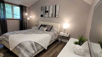 5 bedrooms, desk, iron/ironing board, travel cot