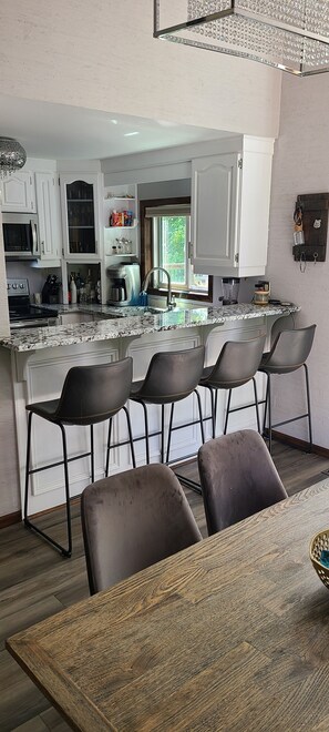 Dining - Cozy and Modern Cottage with hot tub and outdoor sauna (Port Franks)