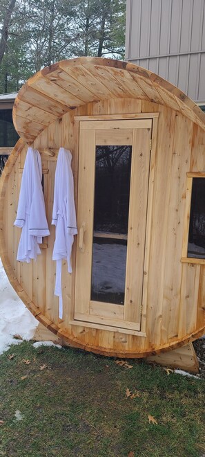 Property grounds - Cozy and Modern Cottage with hot tub and outdoor sauna (Port Franks)