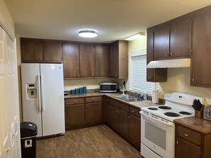 Fridge, microwave, oven, stovetop - (Mebane) Relaxation Retreat ( Near Chapel Hill and Durham ) (Mebane)