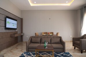 Presidential-Doppelzimmer zur Einzelnutzung, 1 Schlafzimmer, barrierefrei, Blick auf den Innenhof | Wohnbereich | 40-Zoll-Smart-TV mit Kabelempfang, Fernseher