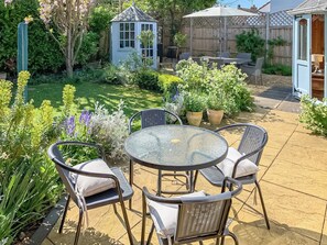 Outdoor dining - 3 bedroom accommodation in Brancaster, near Wells-next-the-Sea (Brancaster, near Wells-next-the-Sea)