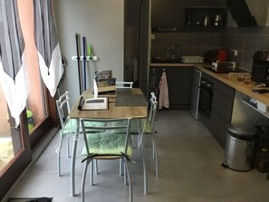 Fridge, microwave, oven, stovetop - APPARTEMENT VACANCES LAGUIOLE (Laguiole)