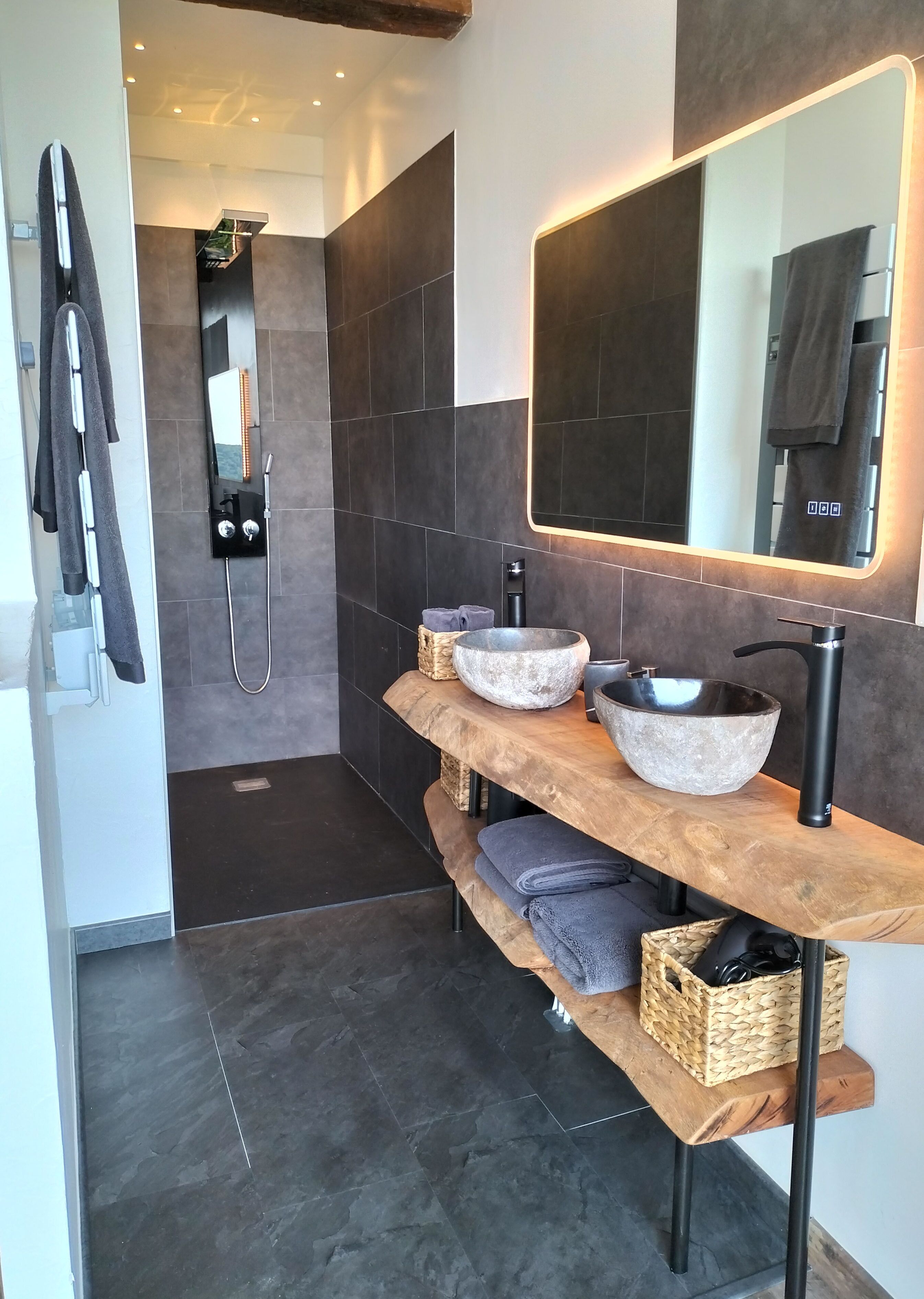 Bruser, gratis toiletartikler, hårtørrer, badekåber